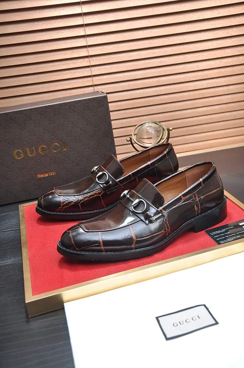 Men's shoes💰460💶Italy's top luxury men's shoe giant [GUCCI] has arrived in new style🍃Original European style🔰 Pleasant to the eye😍In order to make the shoes more durable and non-deformable🌀The production continues to follow traditional methods but there is still no lack of innovation💪The original sheepskin is chosen for the leather♻Smooth, natural and extra bright⭐Made of imported cowhide, the first choice of the rich 38-45 (45 customized)